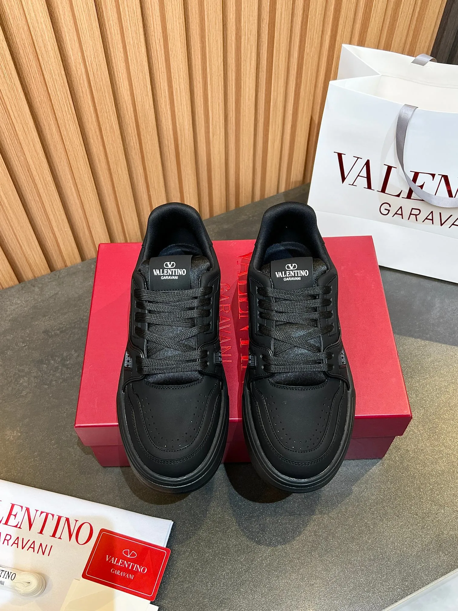 👟👟Ex-factory price 680👟👟 𝑽𝒂𝒍𝒆𝒏𝒕𝒊𝒏𝒐Valentino 𝑶𝒏𝒆𝑺𝒕𝒖𝒅 Couple's sneaker series Valentino 2025 latest couple's sneakers same style for celebrities Hot sale. The original ZP was purchased and dismantled. Repeated printing and modification. Trying to restore the original version 1:1! Top luxury masterpiece, soft and comfortable, combining fashion and leisure, bringing excellent and elegant texture and excellent on-foot comfort. Top purchasing version upper: imported calfskin surface/original oil edge craftsmanship. Lining: water-dyed cowhide lining. Outsole: original development 𝐓𝐏𝐔 two-color combination outsole. Packaging: original configuration complete package. Code number: 34-44